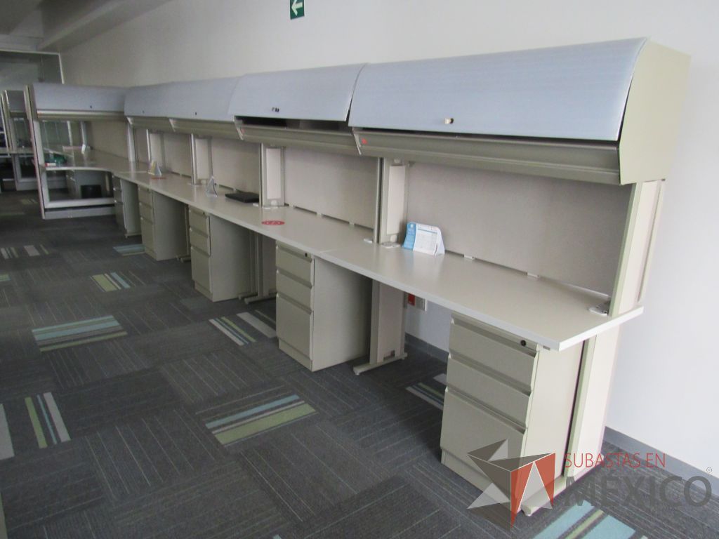 Lote 106 - Estación de trabajo lineal de mampara alta color beige para 4 personas con 4 gavetas y 4 archiveros de pedestal de 3 cajones - Imagen 6