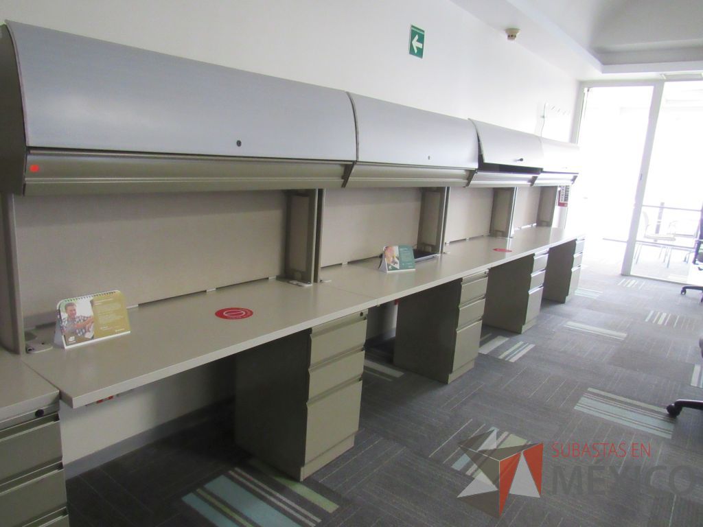 Lote 106 - Estación de trabajo lineal de mampara alta color beige para 4 personas con 4 gavetas y 4 archiveros de pedestal de 3 cajones