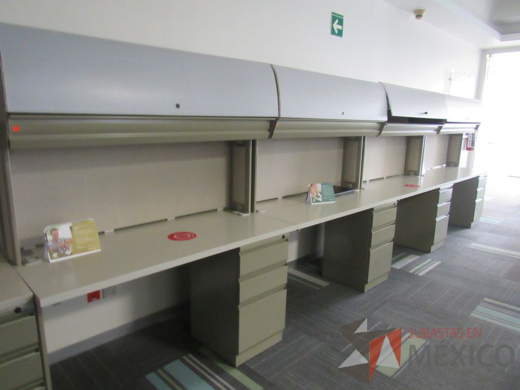 Lote 106 - Estación de trabajo lineal de mampara alta color beige para 4 personas con 4 gavetas y 4 archiveros de pedestal de 3 cajones - Imagen 7