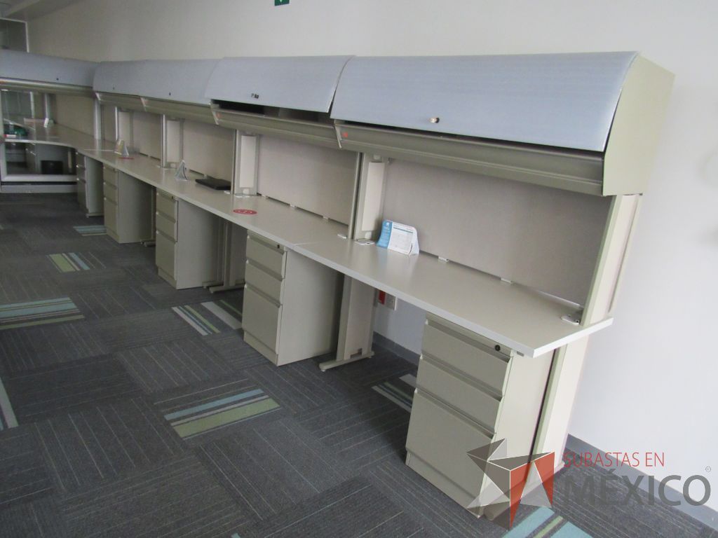 Lote 106 - Estación de trabajo lineal de mampara alta color beige para 4 personas con 4 gavetas y 4 archiveros de pedestal de 3 cajones - Imagen 8