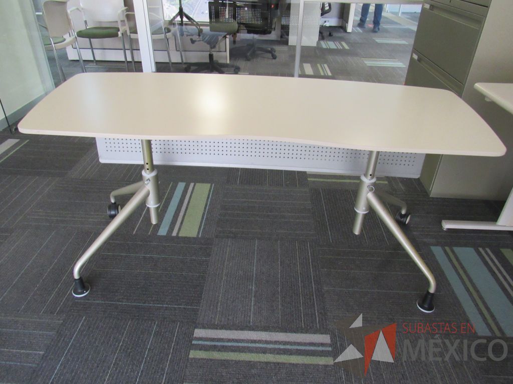 Lote 111 - 3 Mesas de trabajo con base metálica y cubierta curva color beige - Imagen 2