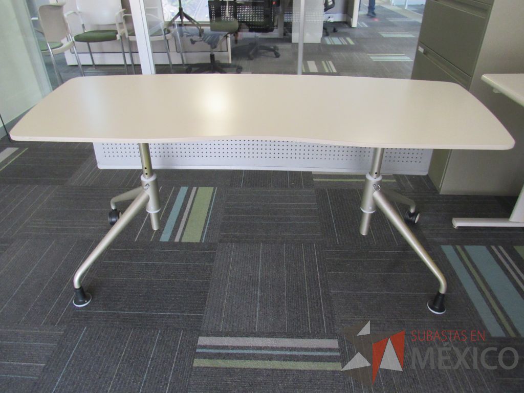 Lote 111 - 3 Mesas de trabajo con base metálica y cubierta curva color beige - Imagen 3