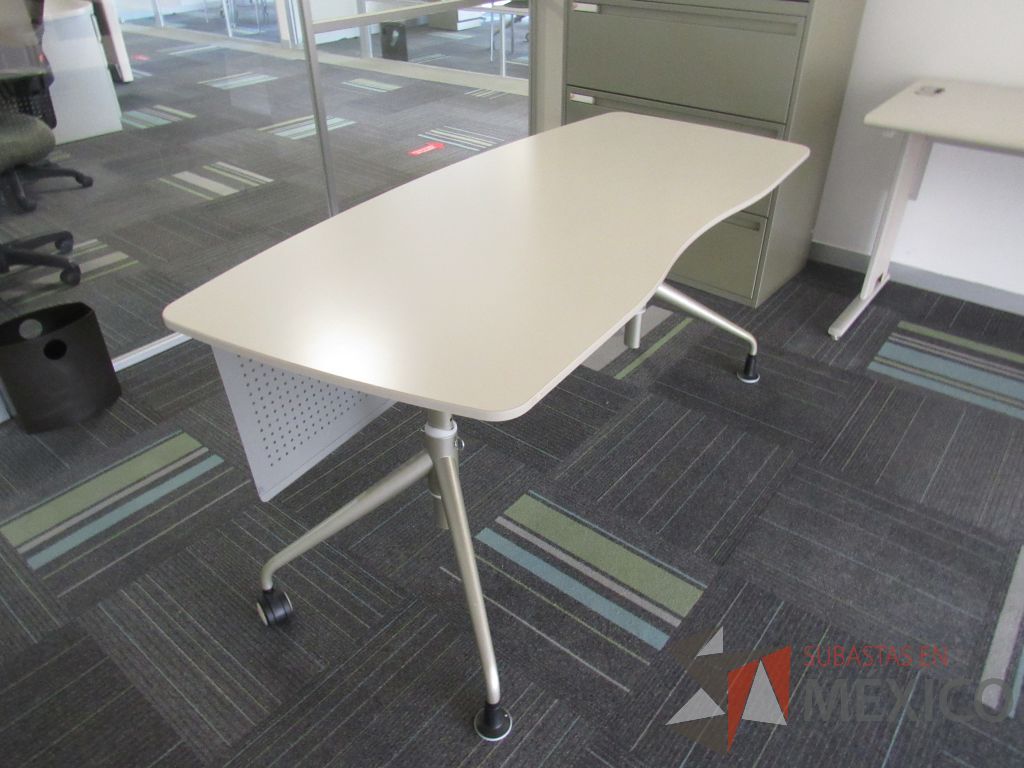 Lote 111 - 3 Mesas de trabajo con base metálica y cubierta curva color beige