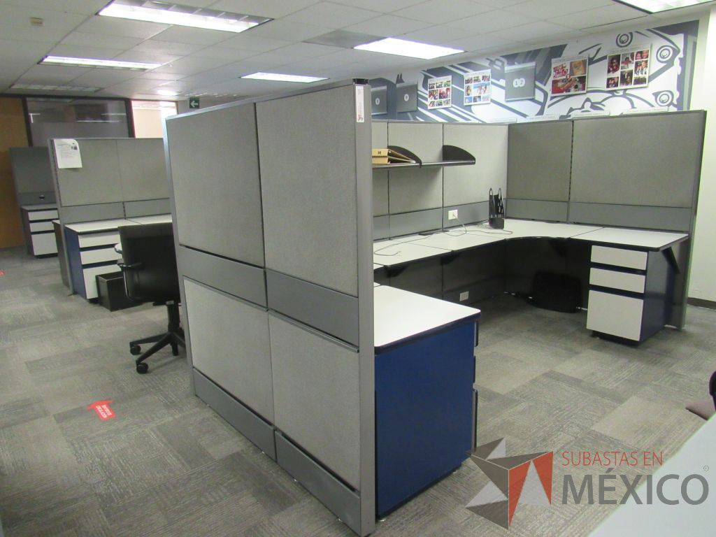 Lote 149 - Estación de trabajo de mampara alta color gris para 6 personas, 8 gavetas, 1 repisa y 6 archiveros de pedestal de 3 cajones - Imagen 10