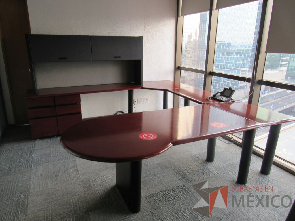 Lote 154 - Escritorio en herradura de costado izquierdo con base metálico, 2 archiveros de pedestal, gabinete superior con 2 puertas corredizas y cubierta color vino