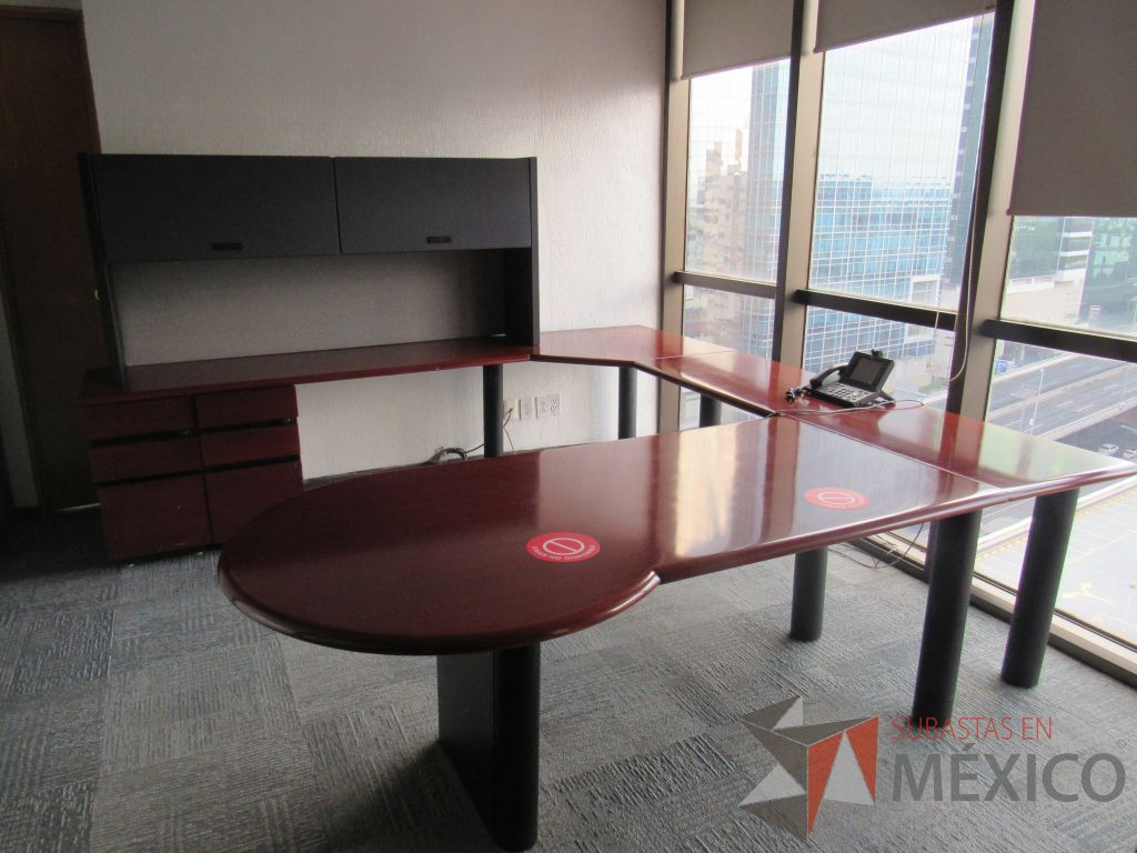 Lote 154 - Escritorio en herradura de costado izquierdo con base metálico, 2 archiveros de pedestal, gabinete superior con 2 puertas corredizas y cubierta color vino - Imagen 2
