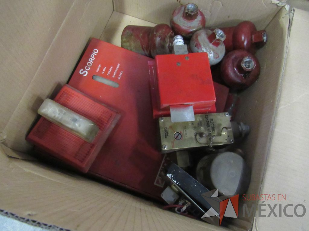 Lote 014 - 22 Lamparás de emergencia, 25 Baterías, 2 Bolsas con plomo, etc... - Imagen 18