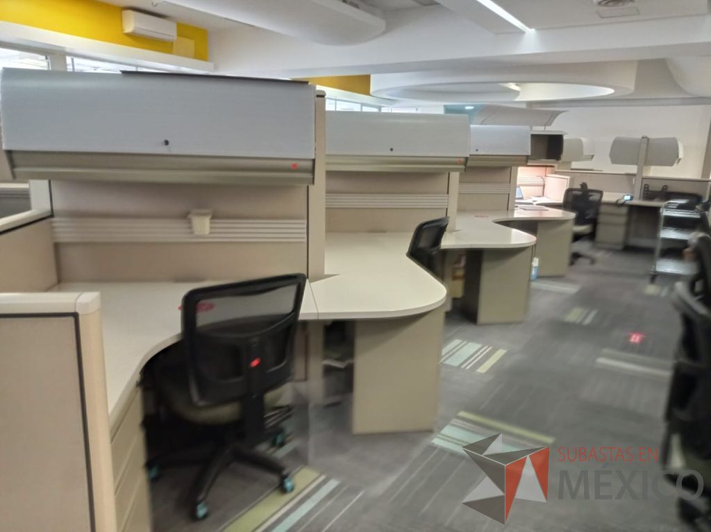 Lote 085 - Estación de trabajo de mampara alta color beige para 8 personas con 8 gavetas y 8 archiveros de pedestal de 3 cajones