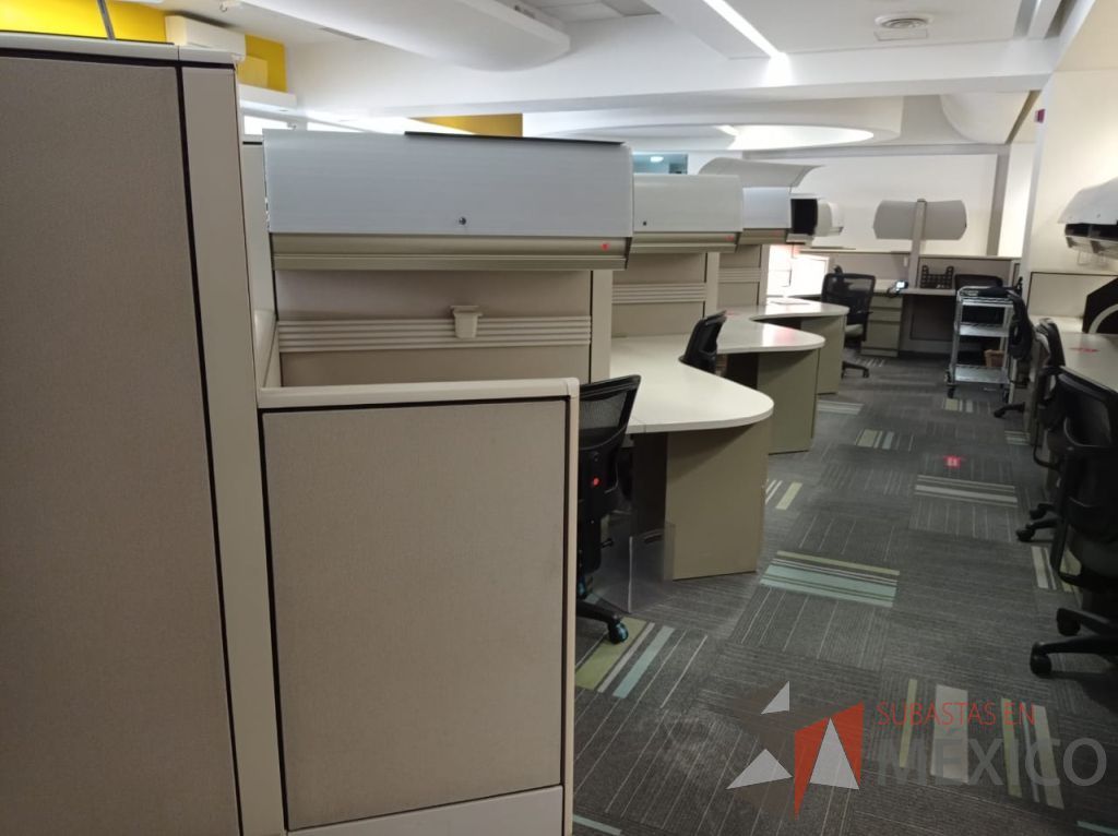 Lote 085 - Estación de trabajo de mampara alta color beige para 8 personas con 8 gavetas y 8 archiveros de pedestal de 3 cajones - Imagen 12
