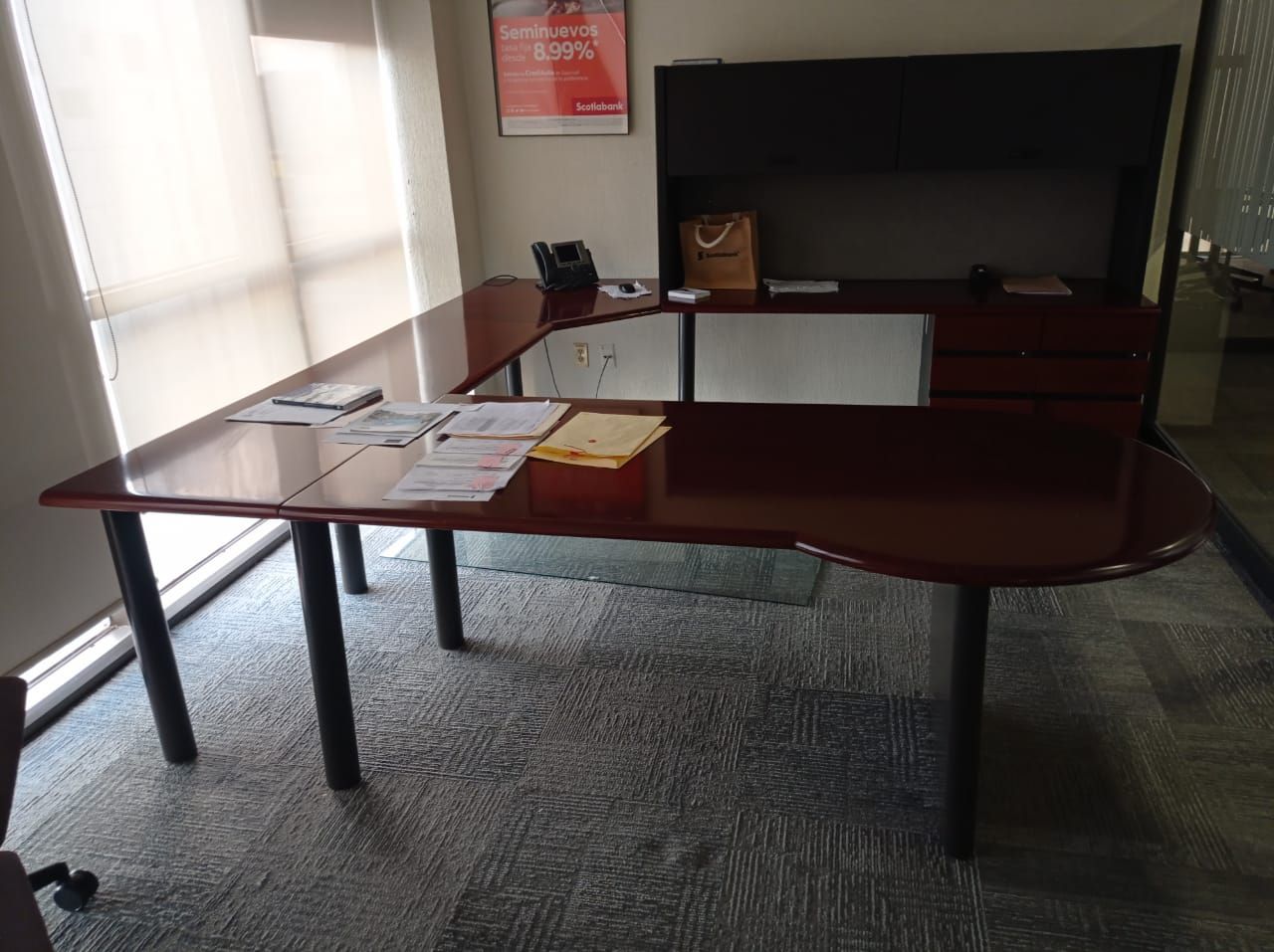Lote 159 - Escritorio en herradura de costado derecho con base metálico, 2 archiveros de pedestal de 3 cajones, gabinete superior con 2 puertas corredizas y cubierta color vino - Imagen 2