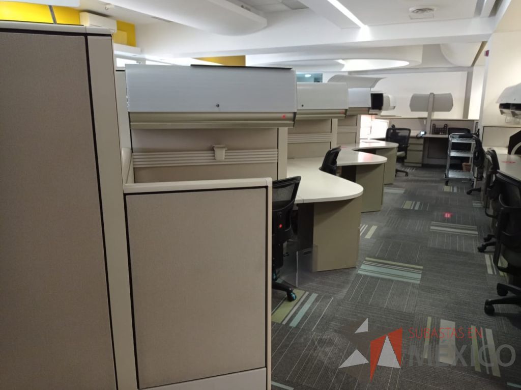 Lote 085 - Estación de trabajo de mampara alta color beige para 8 personas con 8 gavetas y 8 archiveros de pedestal de 3 cajones - Imagen 15