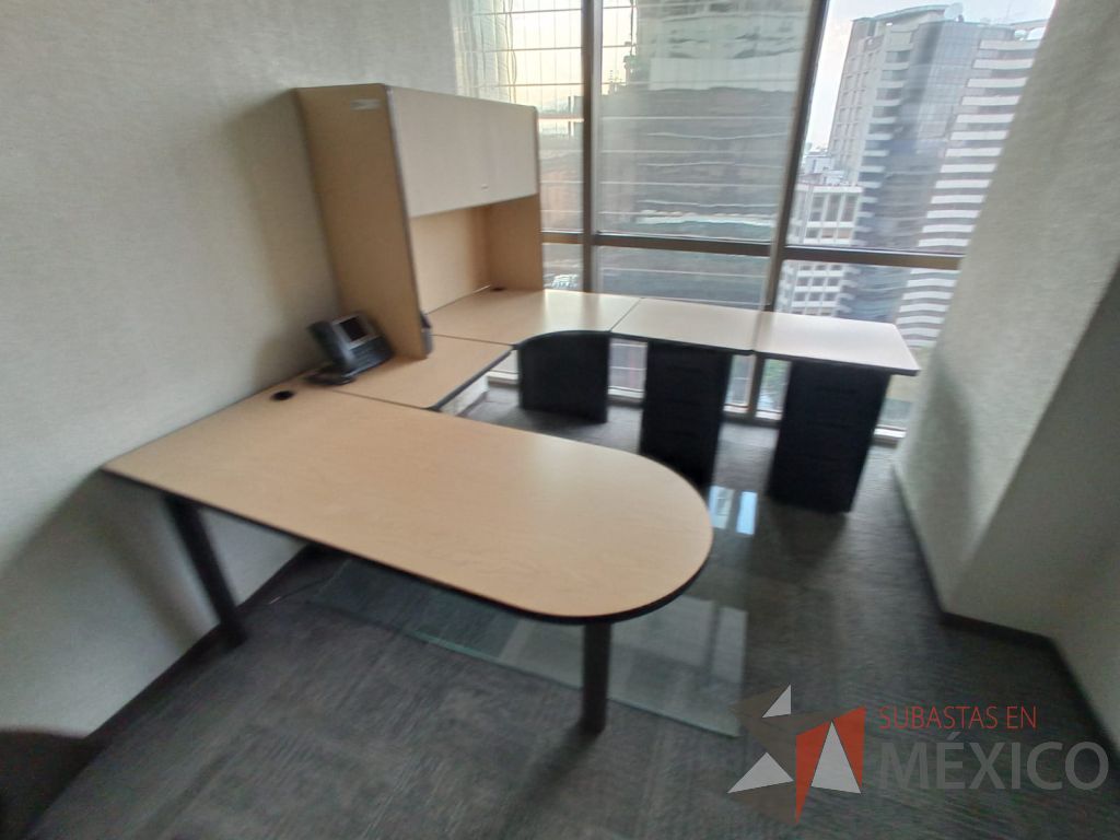 Lote 160 - Escritorio en herradura de costado derecho con base metálico, 2 archiveros de pedestal de 3 cajones, gabinete superior con 1 puerta corredizas y cubierta color madera