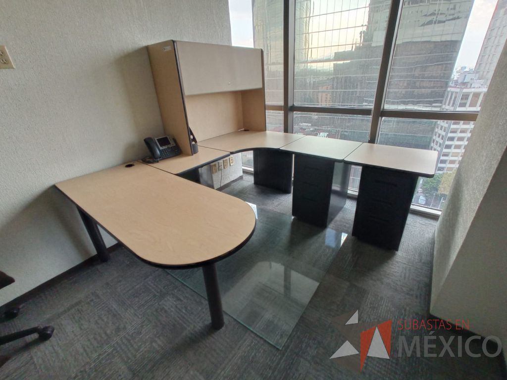 Lote 160 - Escritorio en herradura de costado derecho con base metálico, 2 archiveros de pedestal de 3 cajones, gabinete superior con 1 puerta corredizas y cubierta color madera - Imagen 4