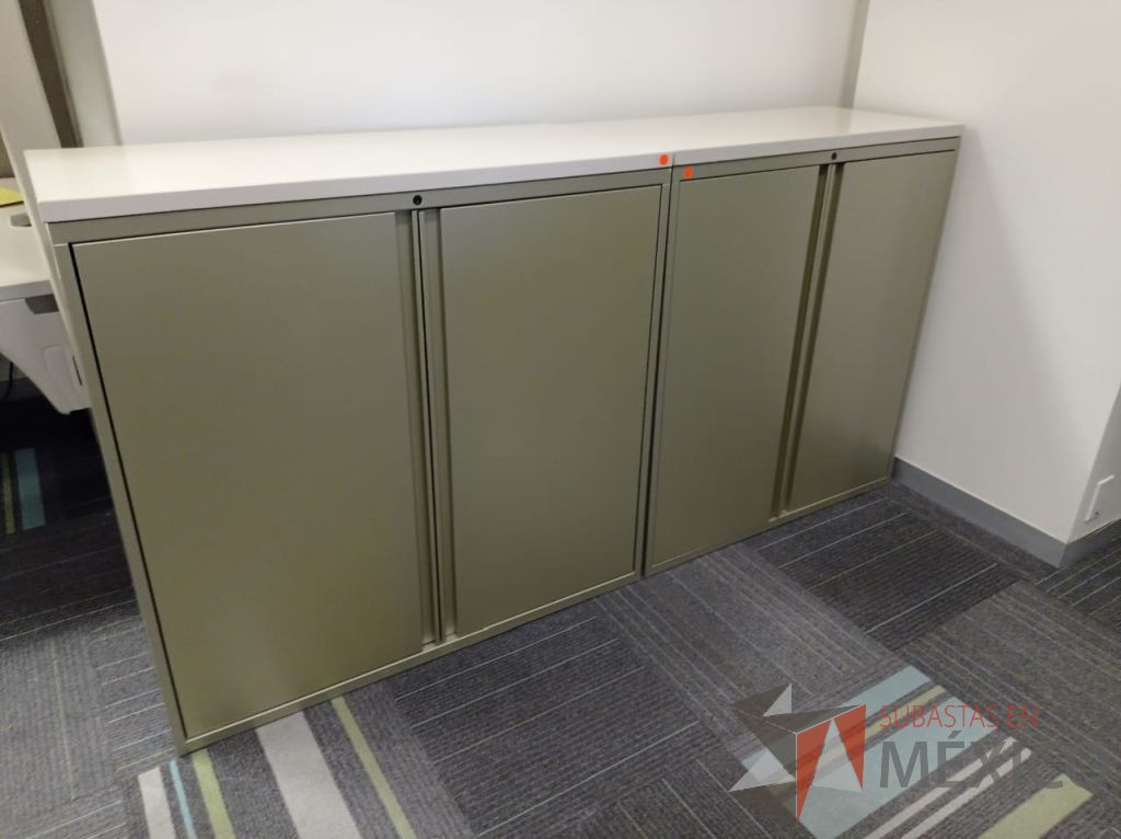 Lote 104 - 2 Gabinetes metálicos altos con 2 puertas color verde y 2 entrepaños color negro - Imagen 6