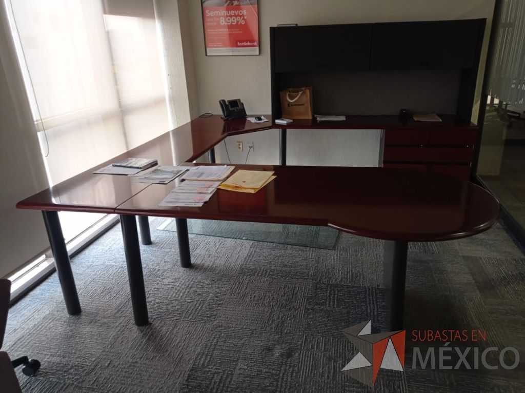 Lote 156 - Escritorio en herradura de costado derecho con base metálico, 2 archiveros de pedestal, gabinete superior con 2 puertas corredizas y cubierta color vino - Imagen 5