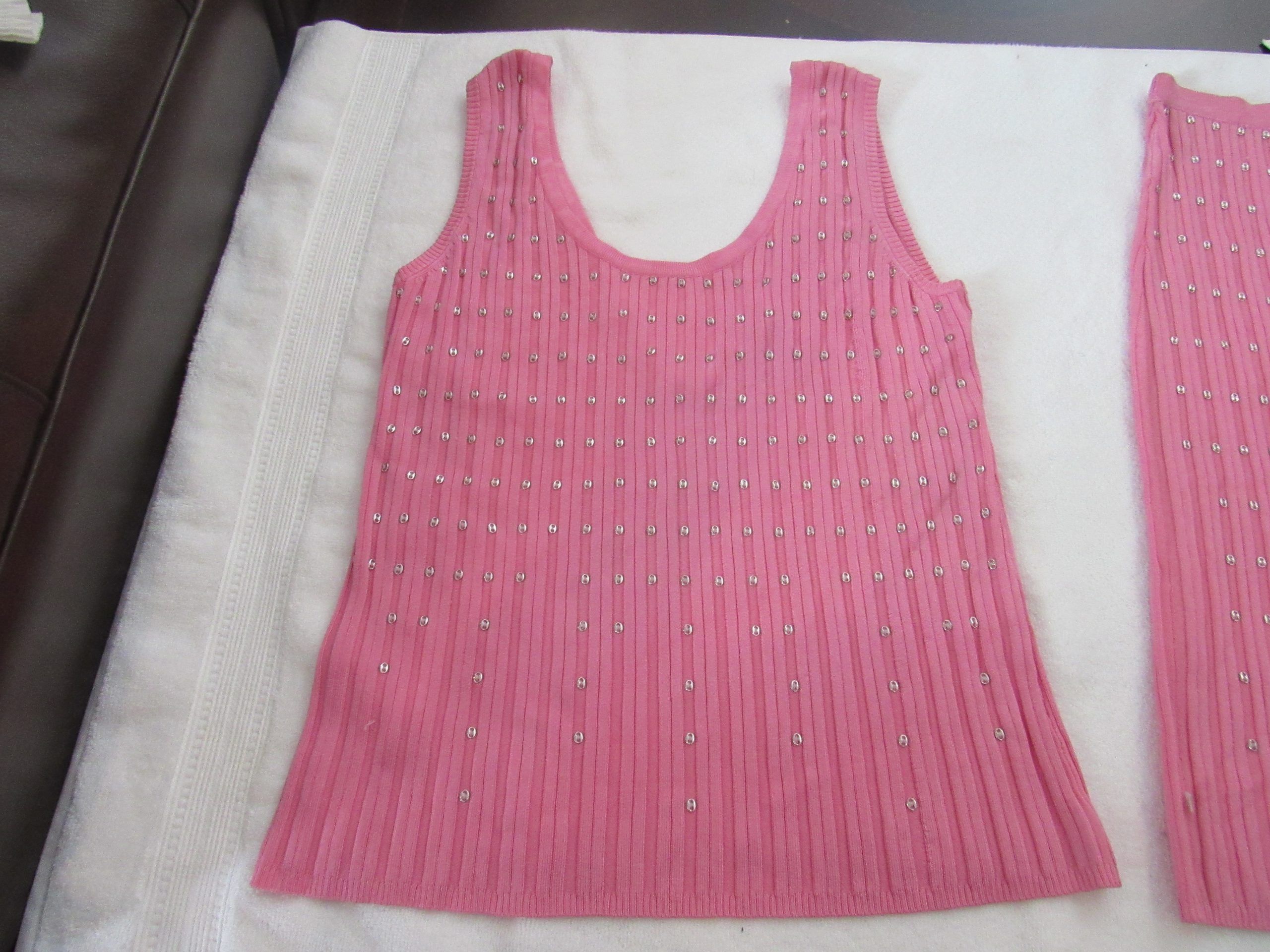 Lote 002 - 500 Blusas para dama de diferentes marcas y modelos en tallas S, M, L y XL - Imagen 38