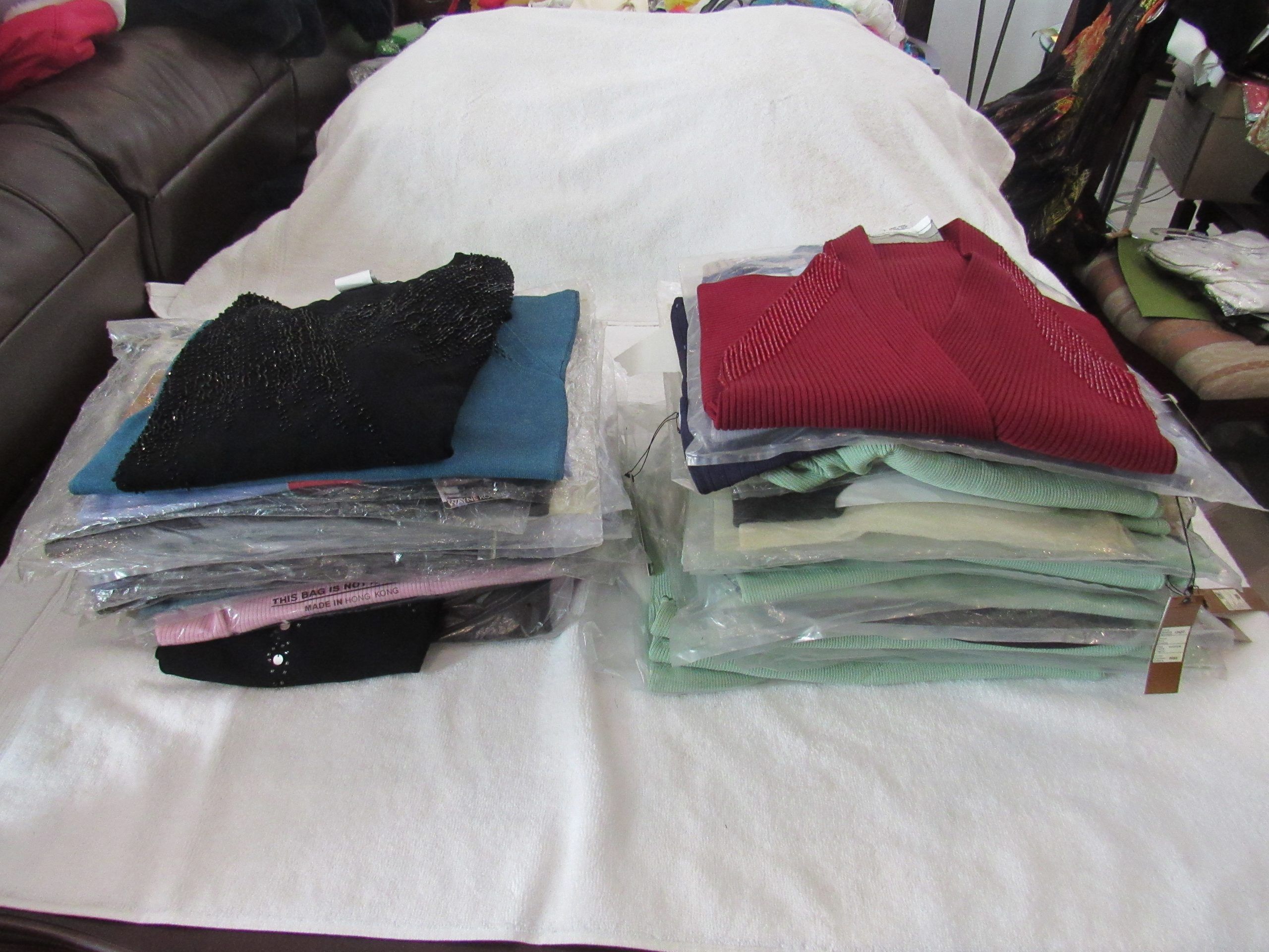Lote 002 - 500 Blusas para dama de diferentes marcas y modelos en tallas S, M, L y XL - Imagen 89