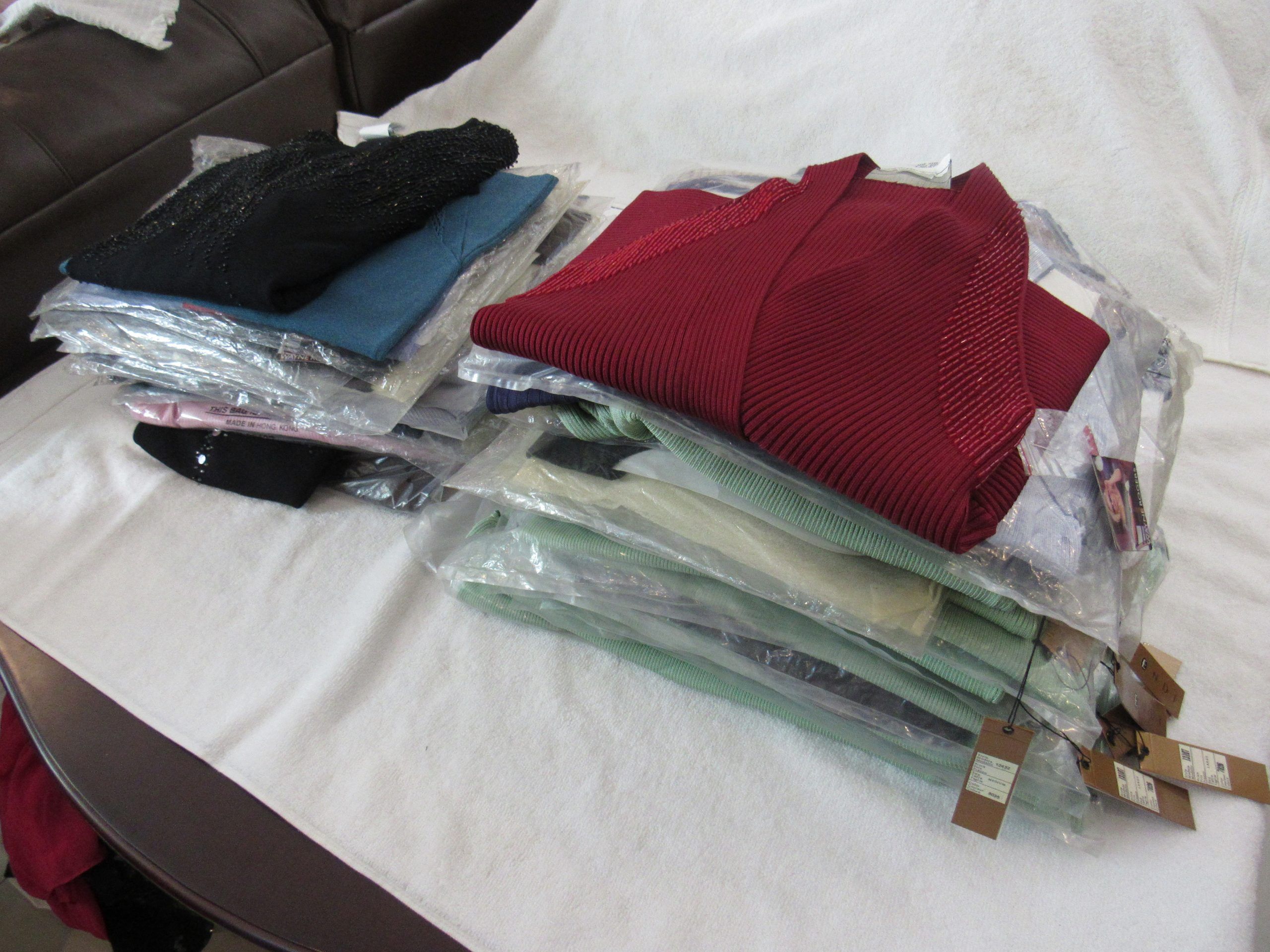 Lote 002 - 500 Blusas para dama de diferentes marcas y modelos en tallas S, M, L y XL - Imagen 90