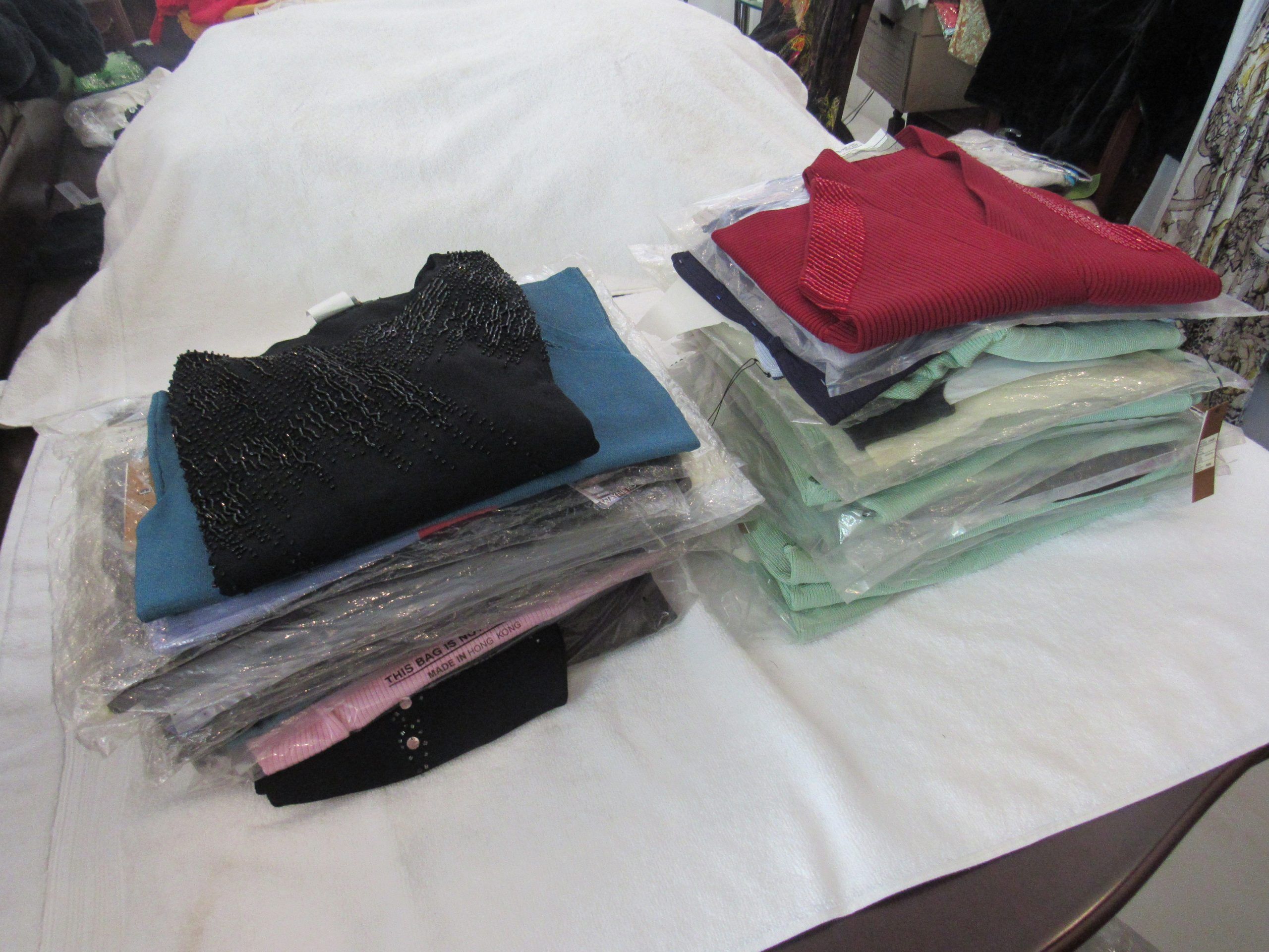 Lote 002 - 500 Blusas para dama de diferentes marcas y modelos en tallas S, M, L y XL - Imagen 91