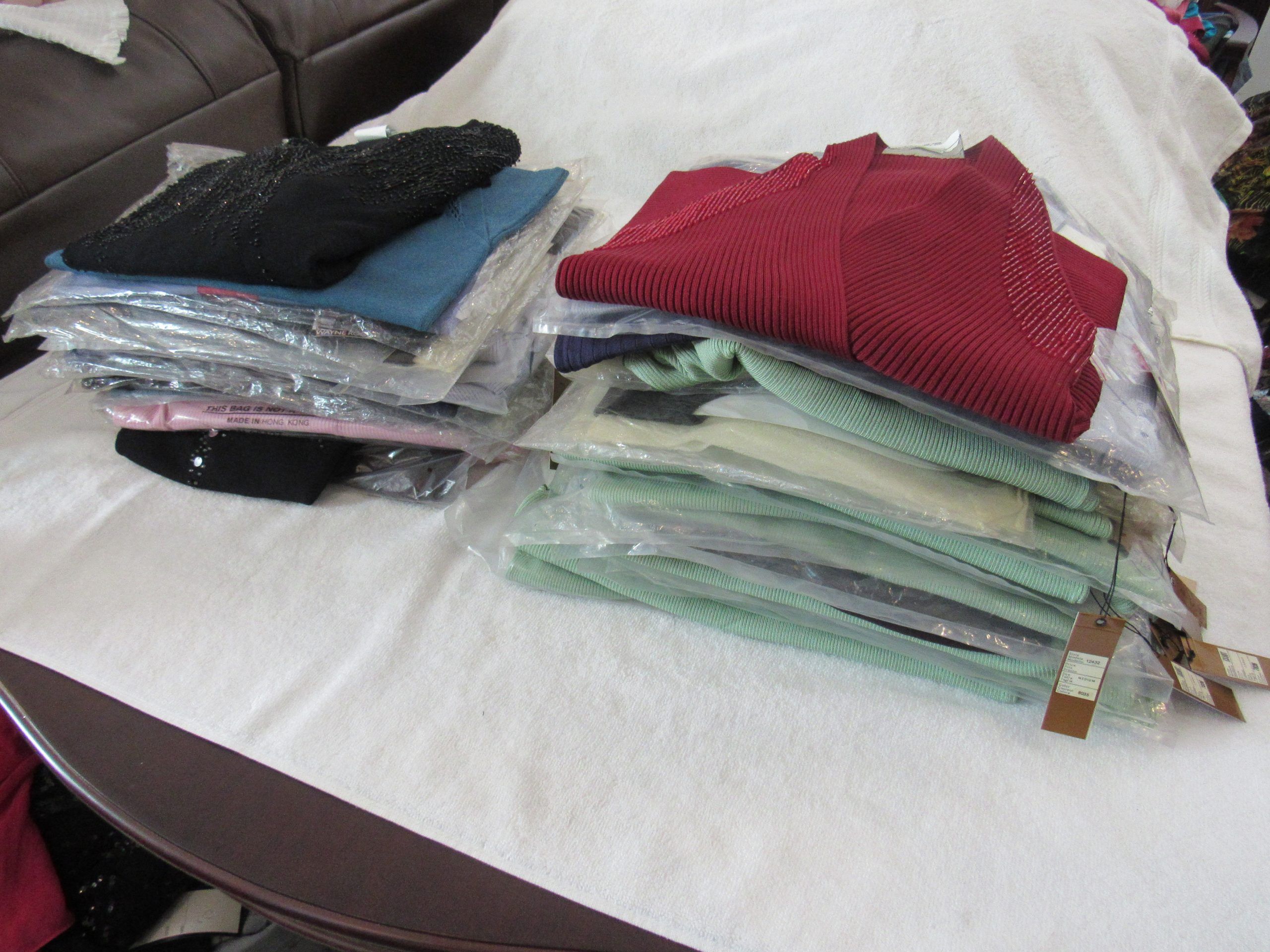 Lote 002 - 500 Blusas para dama de diferentes marcas y modelos en tallas S, M, L y XL - Imagen 94