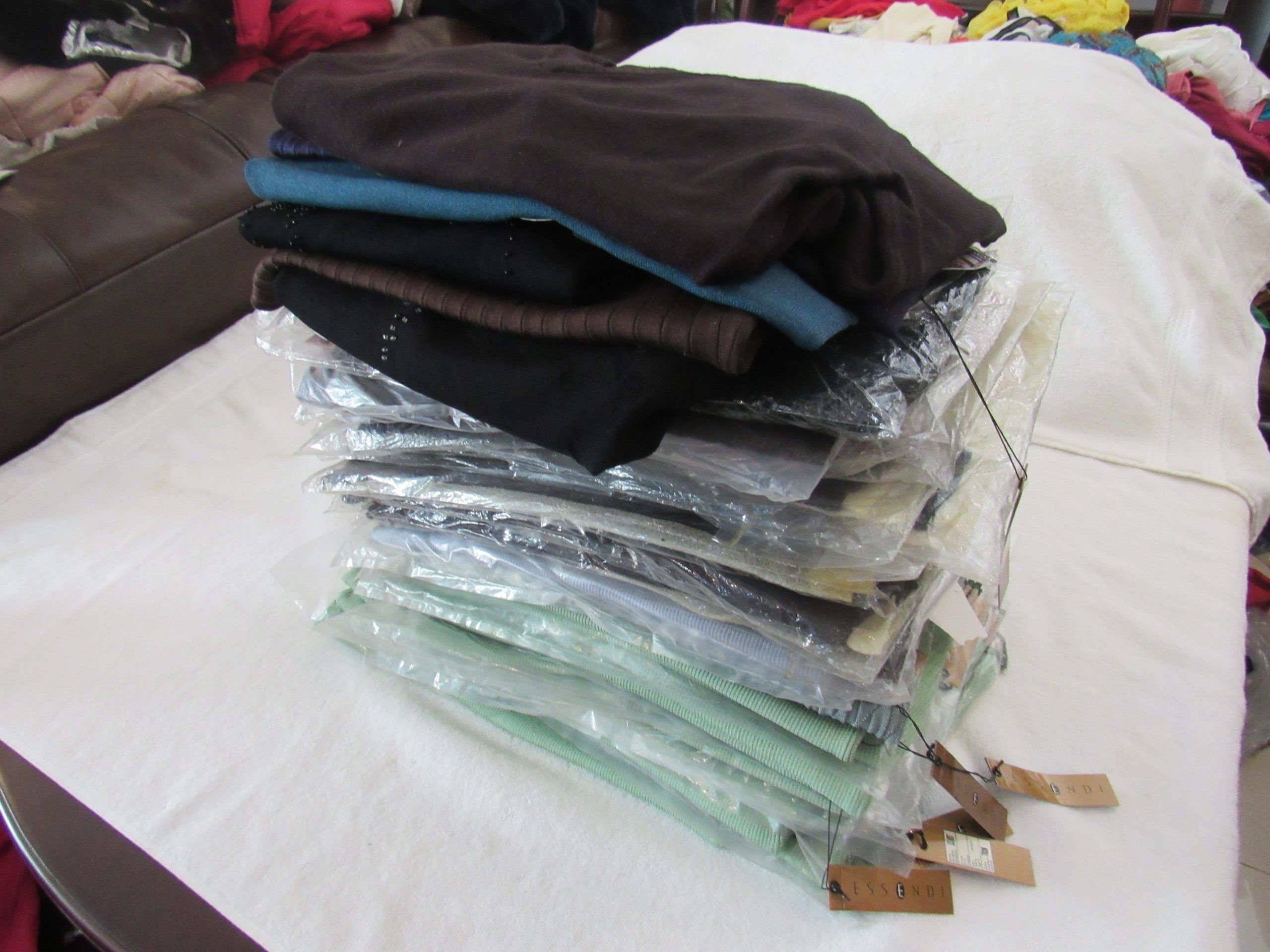 Lote 002 - 500 Blusas para dama de diferentes marcas y modelos en tallas S, M, L y XL - Imagen 97