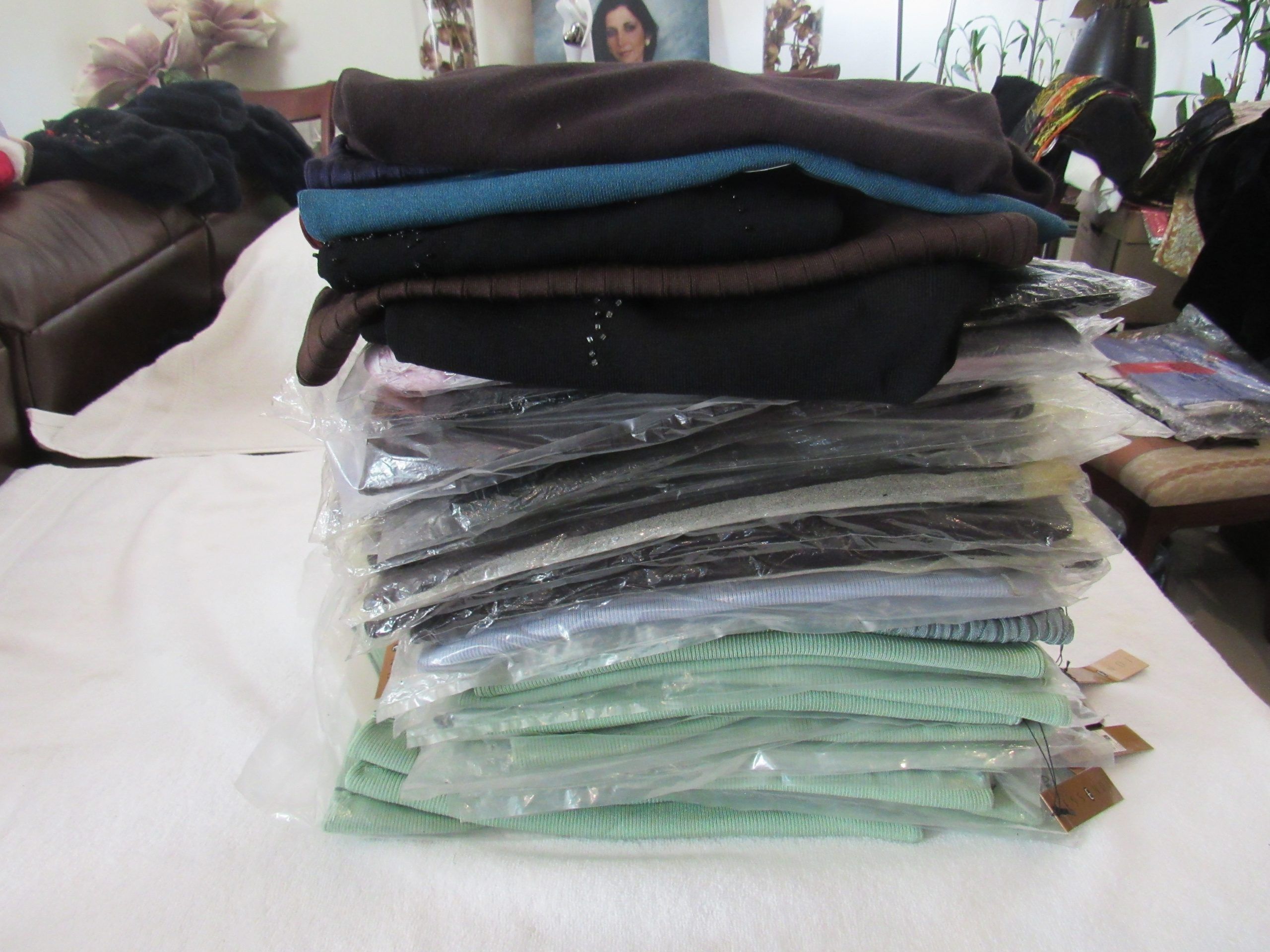 Lote 002 - 500 Blusas para dama de diferentes marcas y modelos en tallas S, M, L y XL - Imagen 103