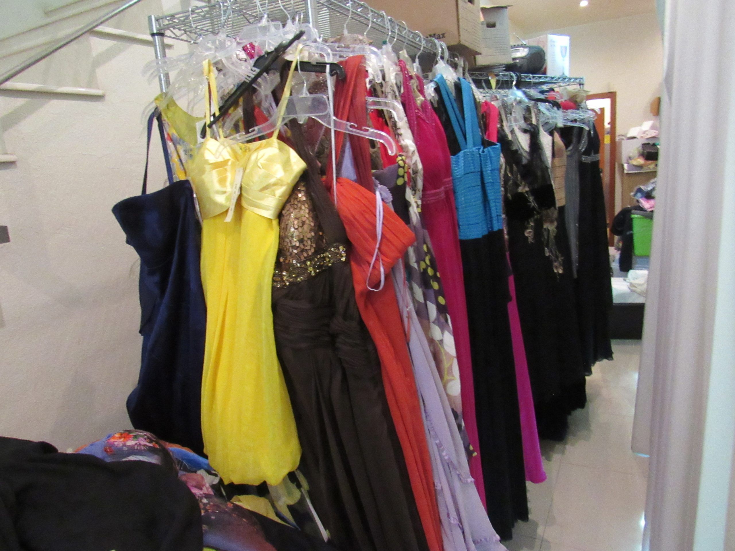 Lote 003 - 100 Vestidos largos de gala de diferentes colores, marcas y modelos - Imagen 17