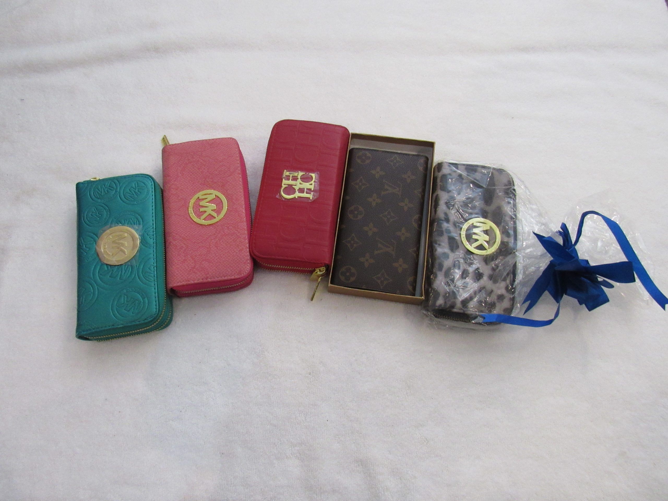 Lote 006 - 10 Carteras para dama de diferentes colores, marcas y modelos - Imagen 8