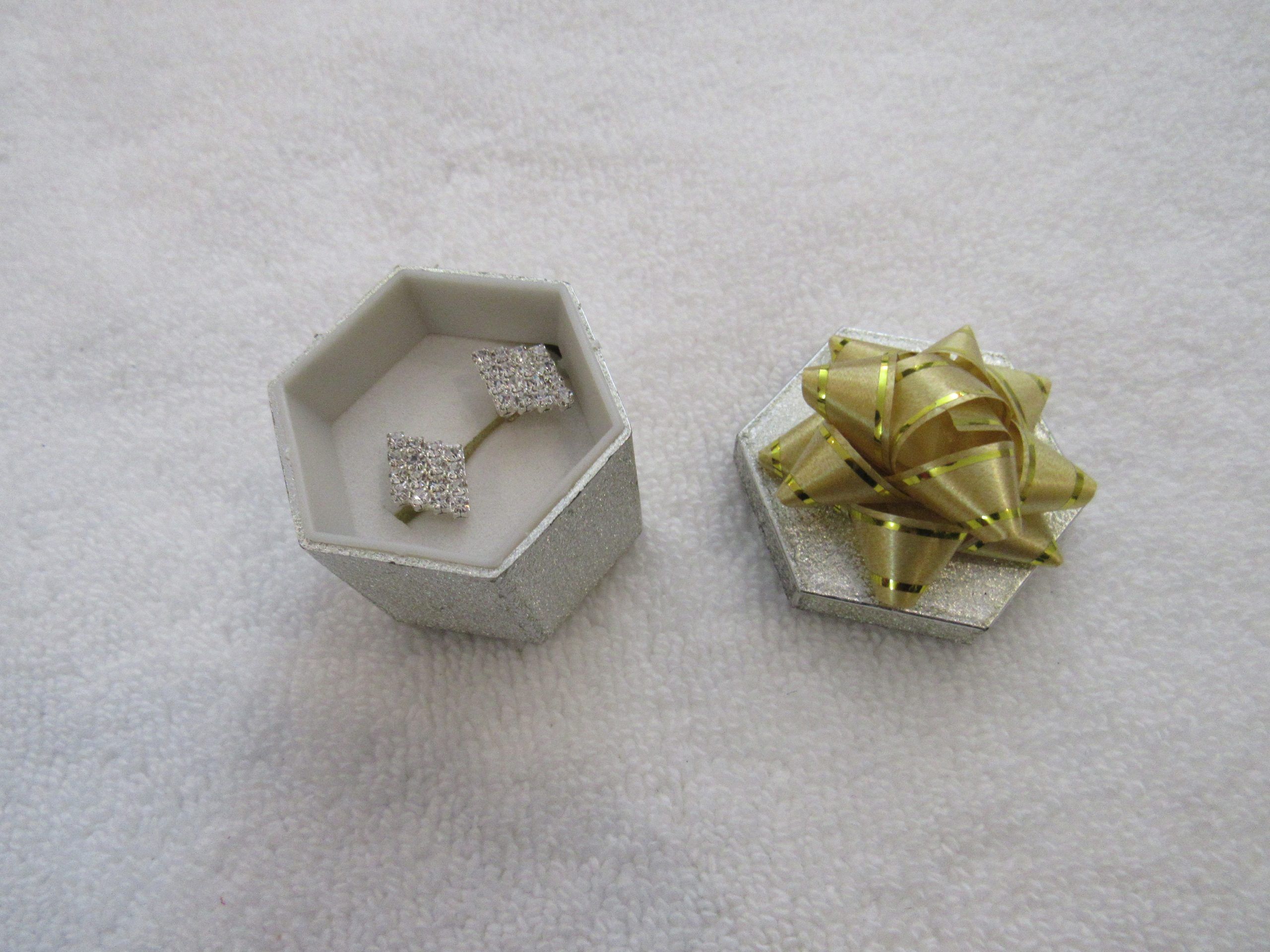 Lote 006 - 3000 Piezas de bisutería de diferentes modelos (Aretes, anillos y relojes) - Imagen 6