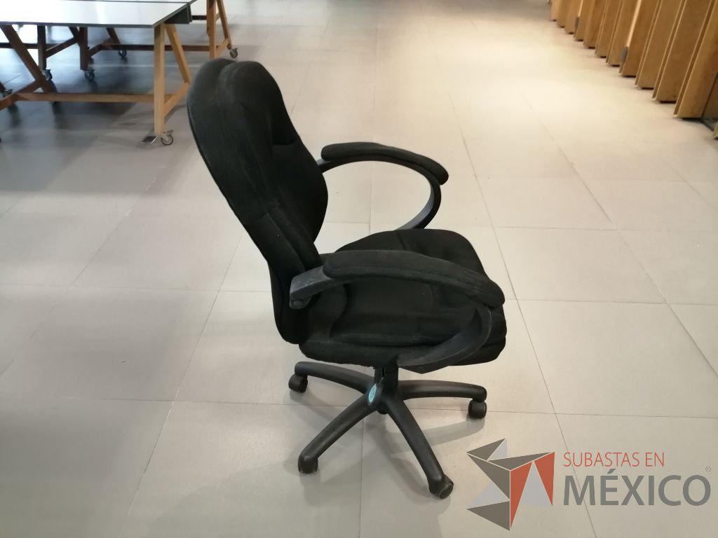 Lote 002 - 24 Sillas de diferentes modelos - Imagen 11