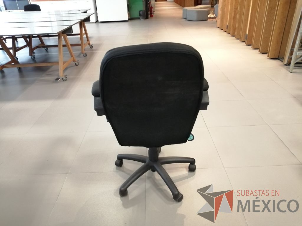 Lote 002 - 24 Sillas de diferentes modelos - Imagen 12