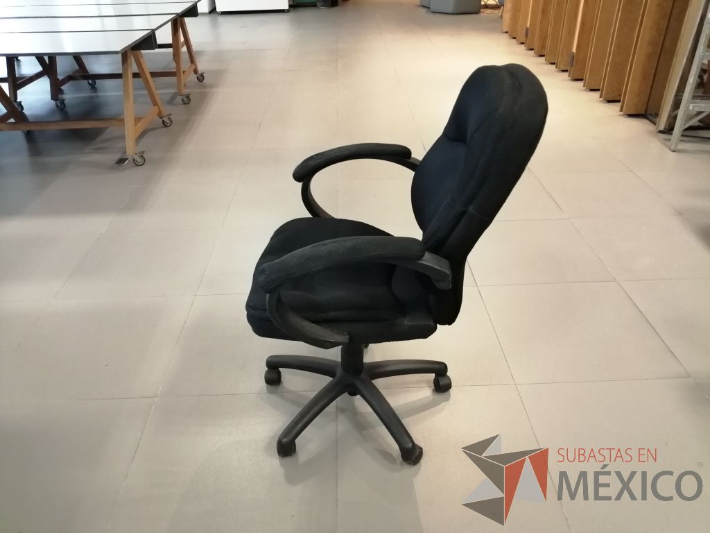Lote 002 - 24 Sillas de diferentes modelos - Imagen 13