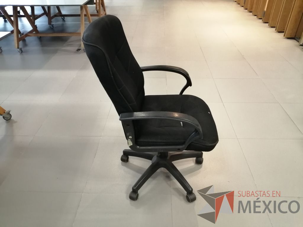 Lote 002 - 24 Sillas de diferentes modelos - Imagen 15