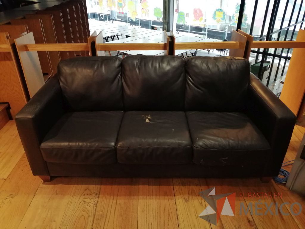 Lote 003 - 1 Sillón de 3 plazas tipo piel color negro y 1 Sillón de 2 plazas tipo piel color negro - Imagen 2