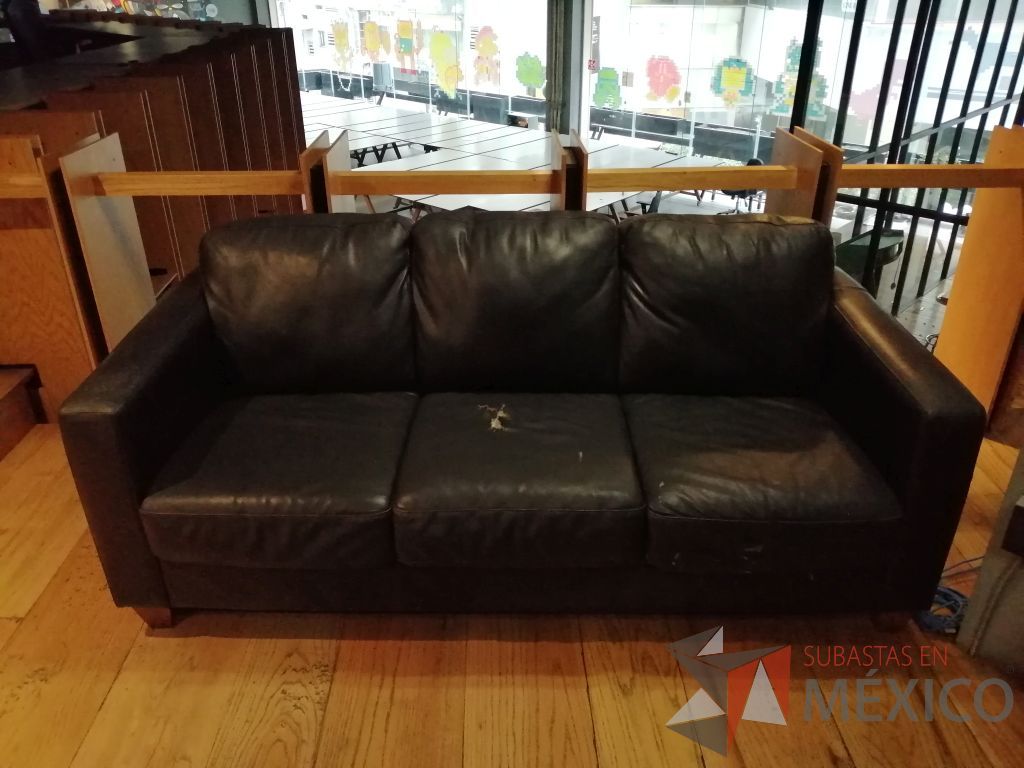Lote 003 - 1 Sillón de 3 plazas tipo piel color negro y 1 Sillón de 2 plazas tipo piel color negro - Imagen 3
