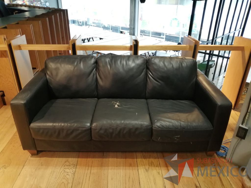 Lote 003 - 1 Sillón de 3 plazas tipo piel color negro y 1 Sillón de 2 plazas tipo piel color negro