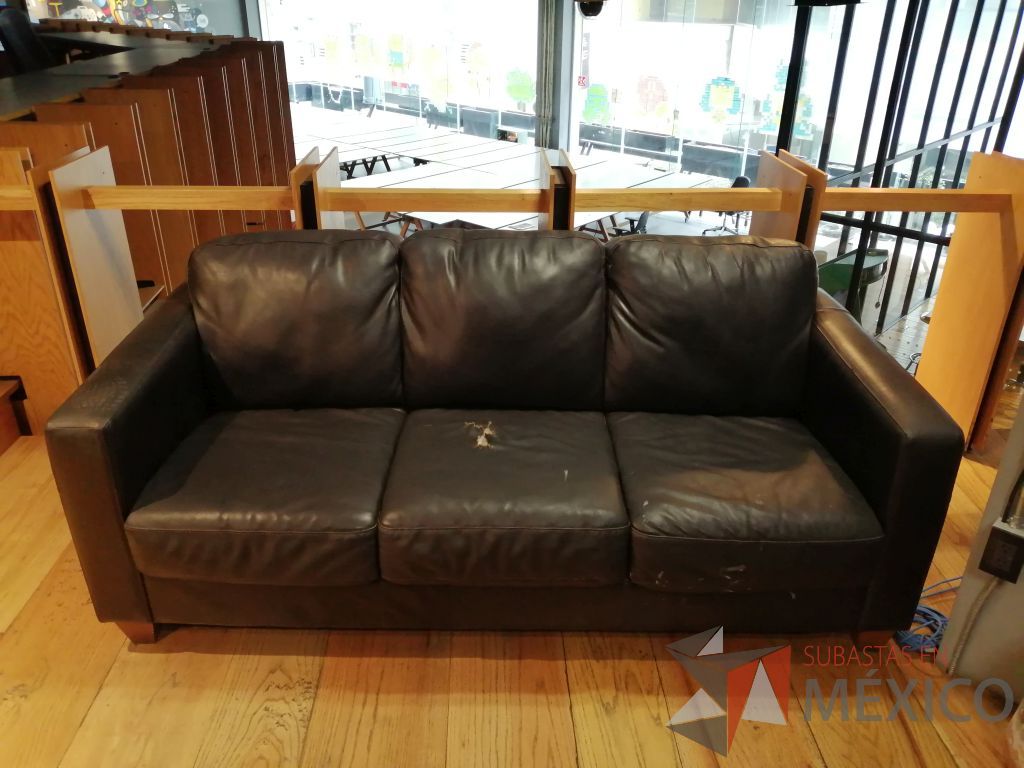 Lote 003 - 1 Sillón de 3 plazas tipo piel color negro y 1 Sillón de 2 plazas tipo piel color negro - Imagen 4