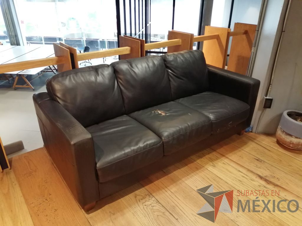 Lote 003 - 1 Sillón de 3 plazas tipo piel color negro y 1 Sillón de 2 plazas tipo piel color negro - Imagen 6