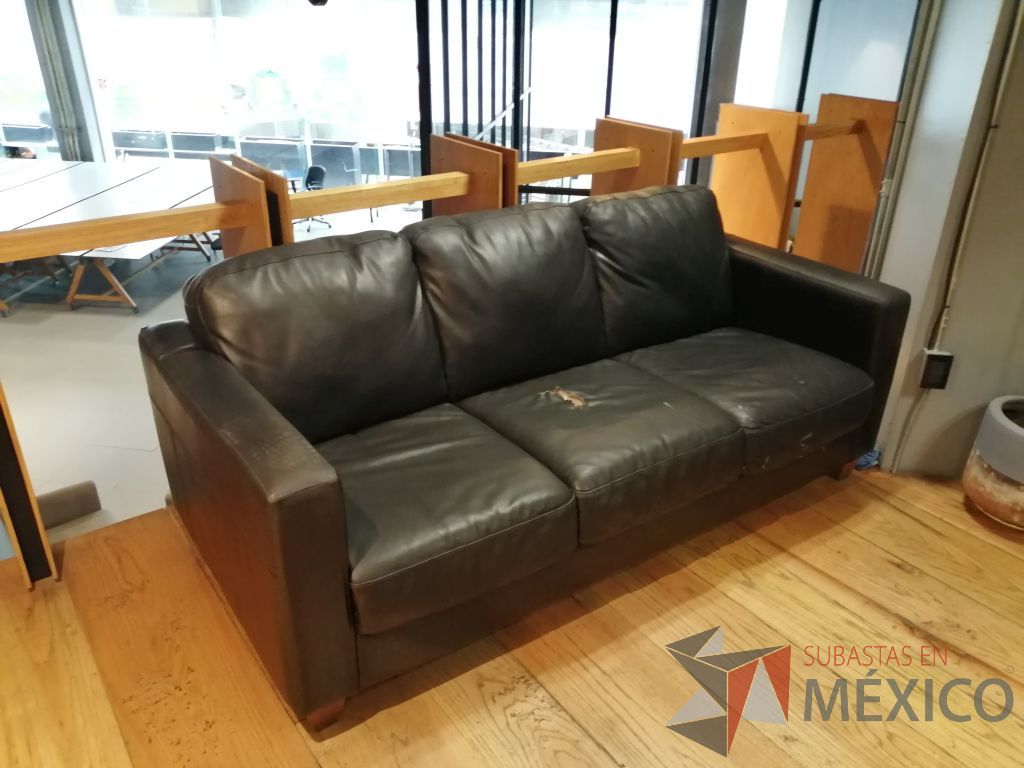 Lote 003 - 1 Sillón de 3 plazas tipo piel color negro y 1 Sillón de 2 plazas tipo piel color negro - Imagen 7