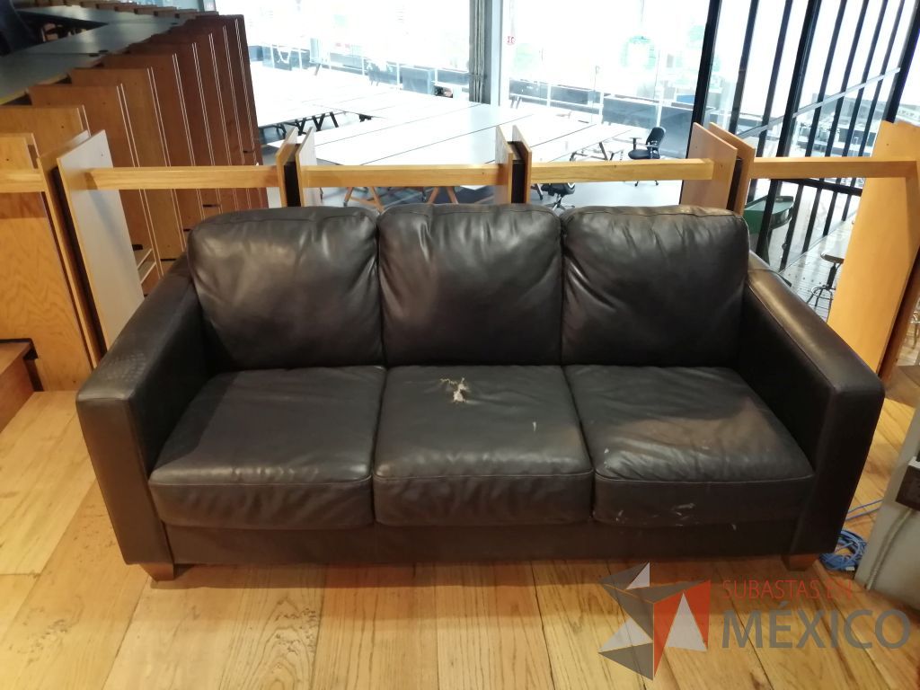 Lote 003 - 1 Sillón de 3 plazas tipo piel color negro y 1 Sillón de 2 plazas tipo piel color negro - Imagen 8