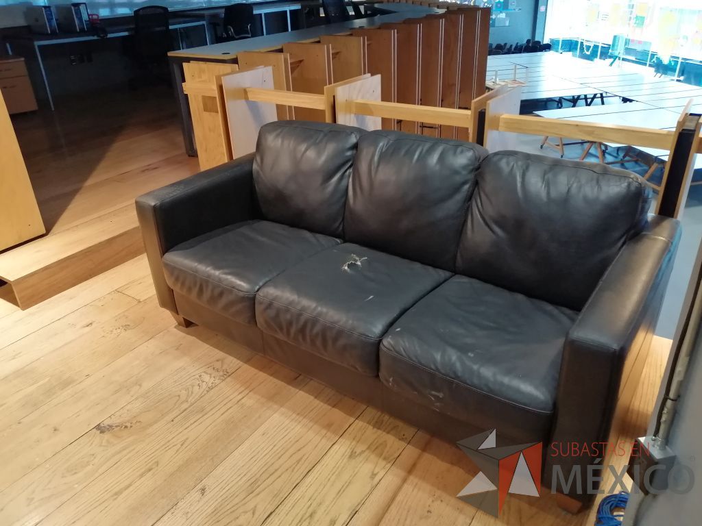 Lote 003 - 1 Sillón de 3 plazas tipo piel color negro y 1 Sillón de 2 plazas tipo piel color negro - Imagen 11