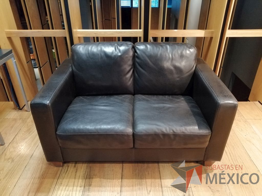 Lote 003 - 1 Sillón de 3 plazas tipo piel color negro y 1 Sillón de 2 plazas tipo piel color negro - Imagen 12
