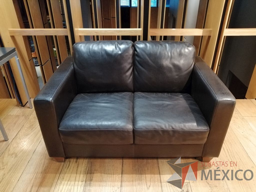 Lote 003 - 1 Sillón de 3 plazas tipo piel color negro y 1 Sillón de 2 plazas tipo piel color negro - Imagen 13