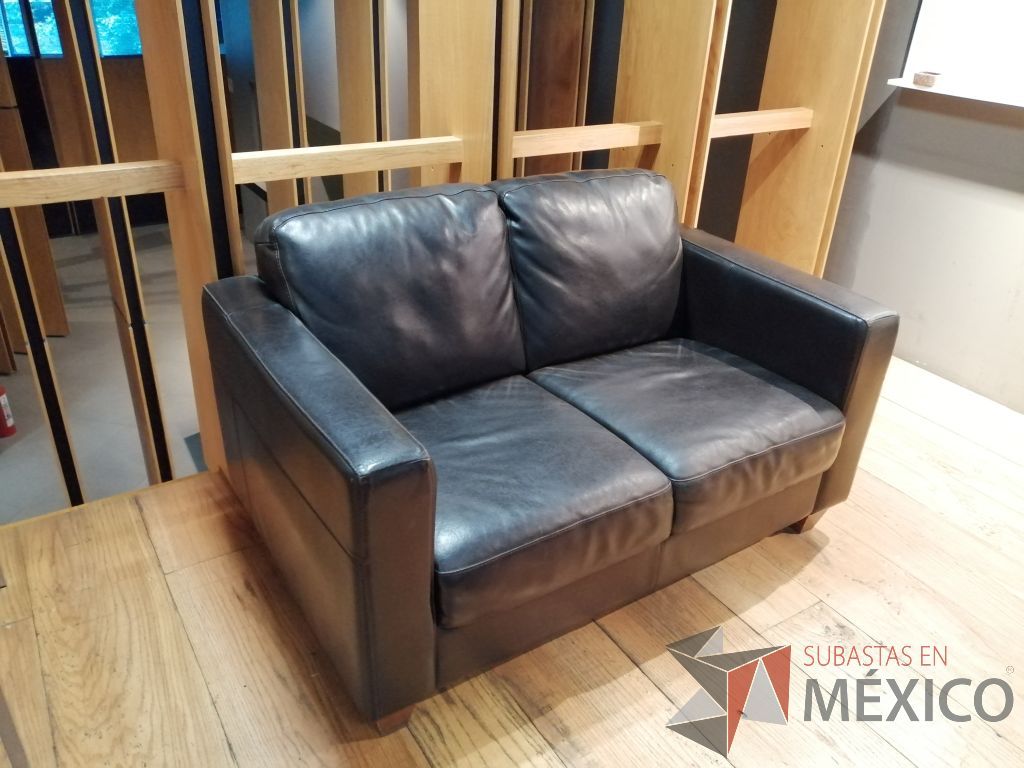 Lote 003 - 1 Sillón de 3 plazas tipo piel color negro y 1 Sillón de 2 plazas tipo piel color negro - Imagen 15
