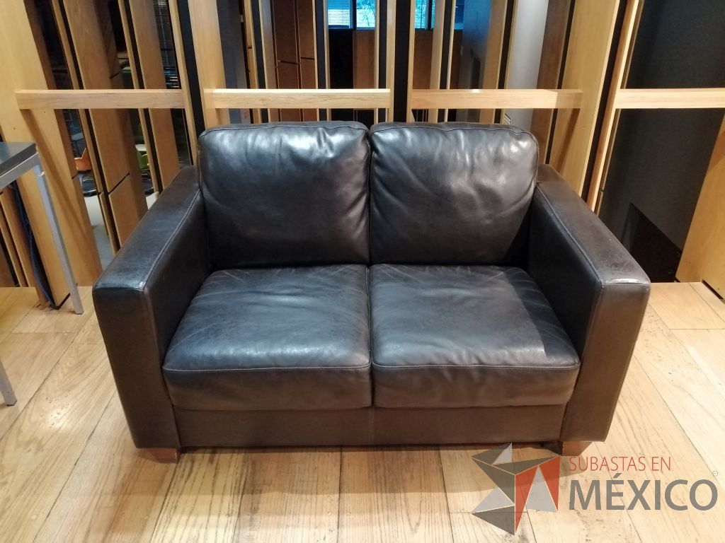 Lote 003 - 1 Sillón de 3 plazas tipo piel color negro y 1 Sillón de 2 plazas tipo piel color negro - Imagen 16