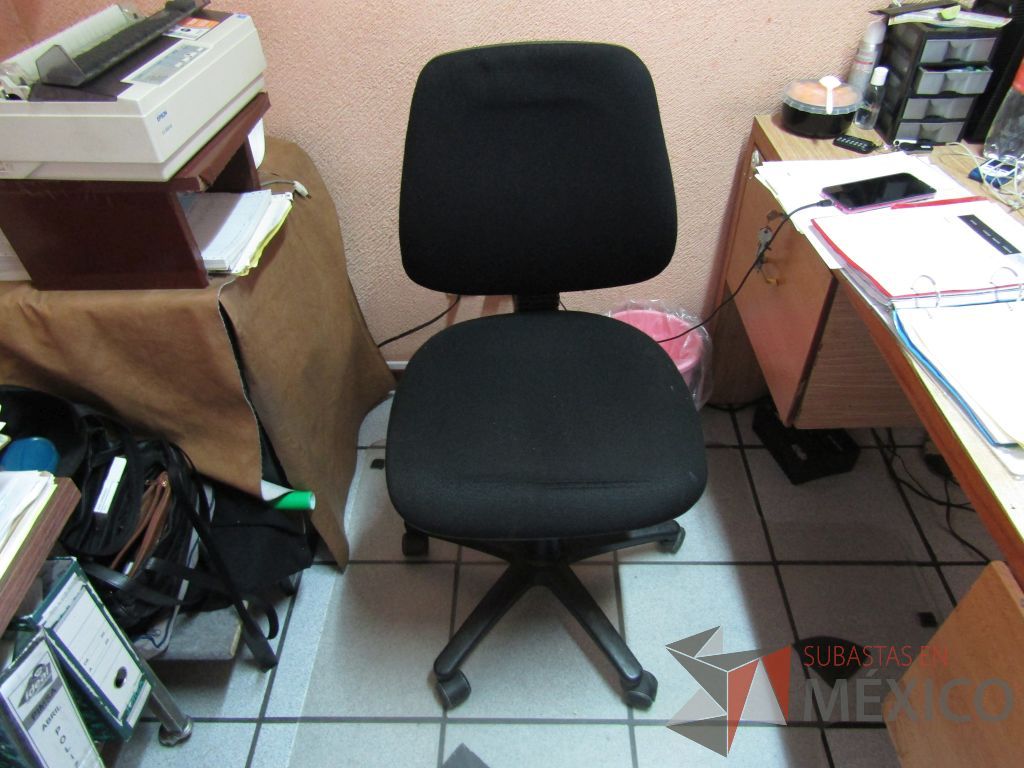 Lote 048 - 2 Sillas secretariales con ruedas, asiento y respaldo en tela color negro