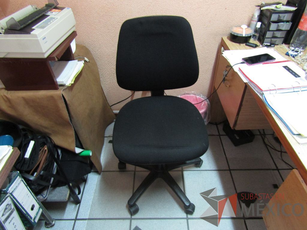 Lote 048 - 2 Sillas secretariales con ruedas, asiento y respaldo en tela color negro - Imagen 2