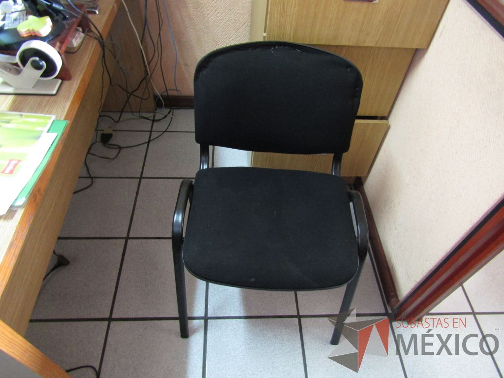 Lote 085 - 2 Sillas fijas, asiento y respaldo en tela color negro