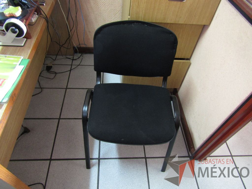 Lote 085 - 2 Sillas fijas, asiento y respaldo en tela color negro - Imagen 2