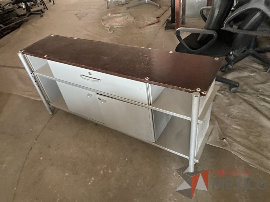 Lote 017 - Credenza metálica con 2 puertas, 1 cajón y cubierta color blanco - Imagen 2